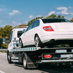 事故車をお引き取りするレッカー車