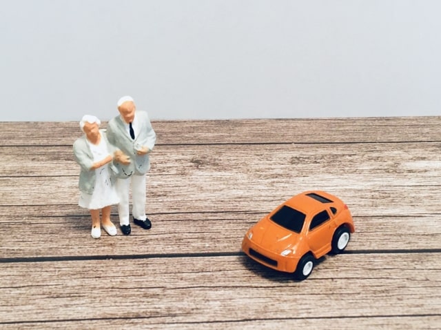 事故車のローンに悩む老夫婦