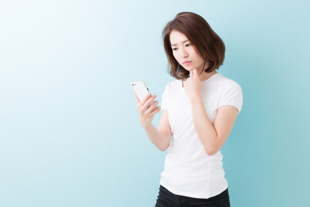 考える女性