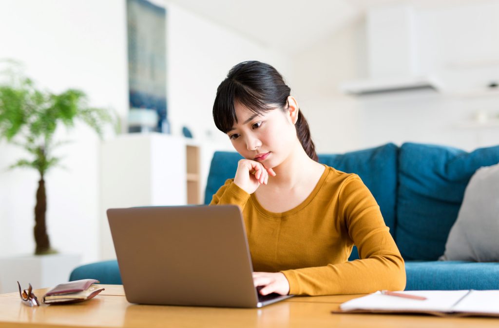頭を抱える女性