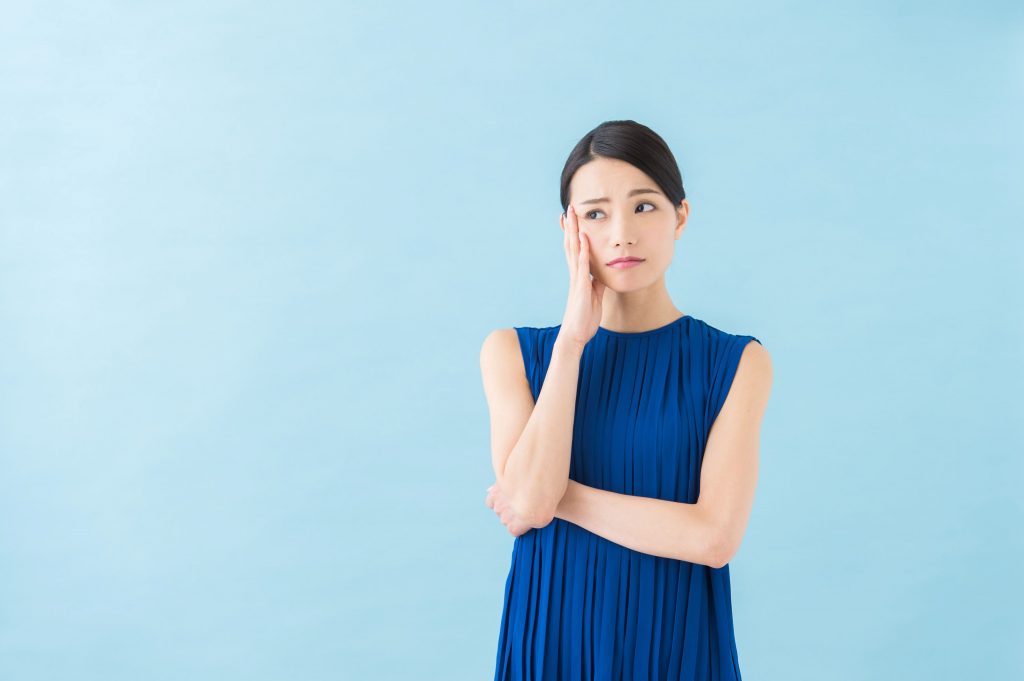 悩む女性