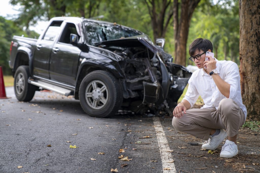 事故車を査定に出す男性